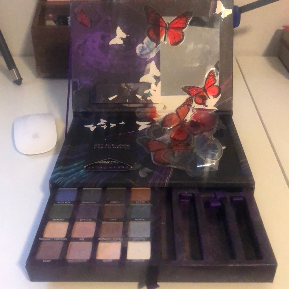 Urban Decay Book of Shadows IV